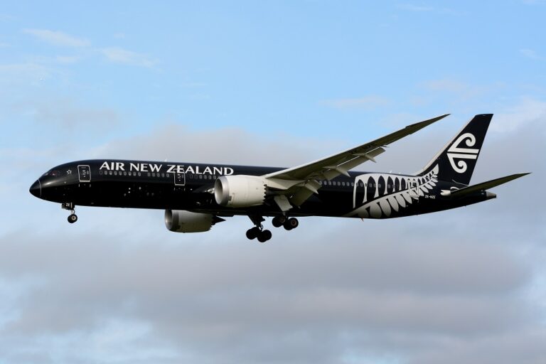 Air_New_Zealand,_Boeing_787-9_ZK-NZE